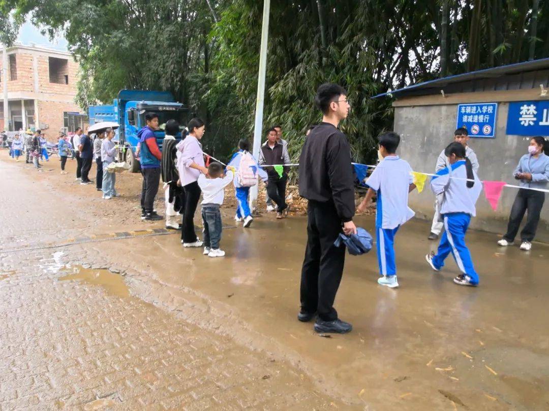 老勐镇:大手拉小手 携手共筑交通安全防线