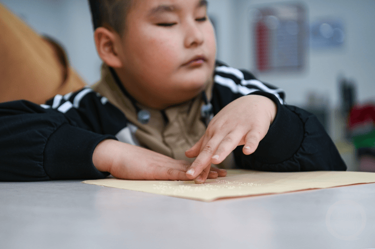 盲人硕士的公益之路 他教盲童用语言"看见"世界