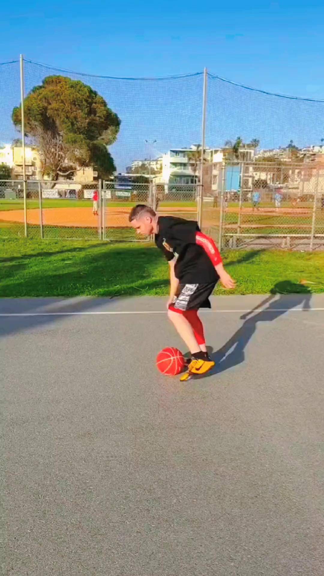 艾特出能完成教授这套动作的朋友抖音热点 街球教授 上篮挑战 用篮球