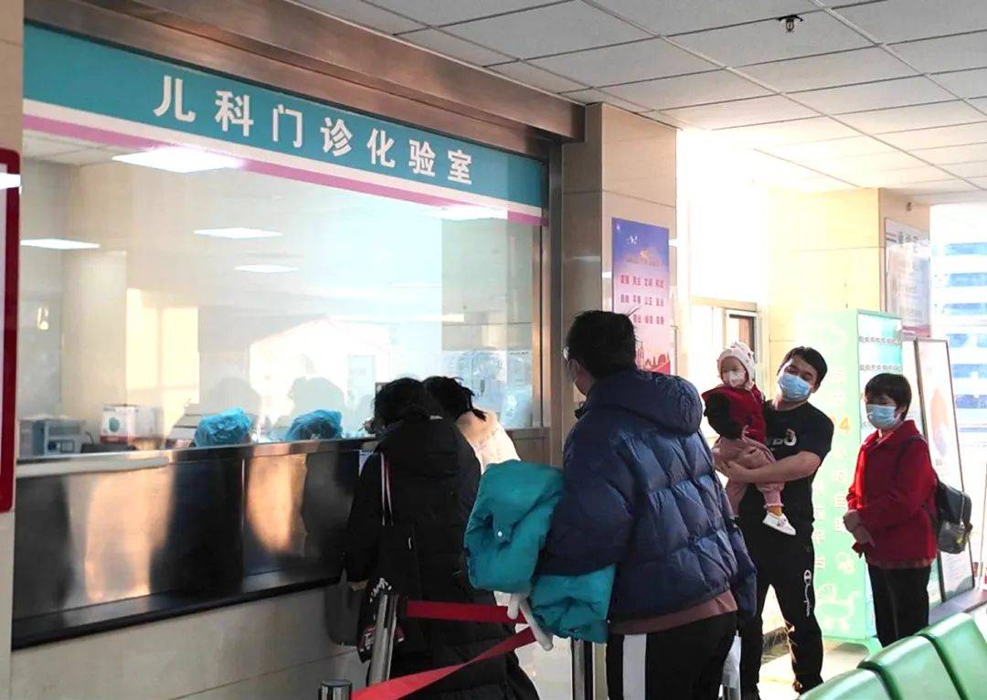 人满为患银川市各医院的儿科门诊在儿童群体中频发常见的流感,支原体