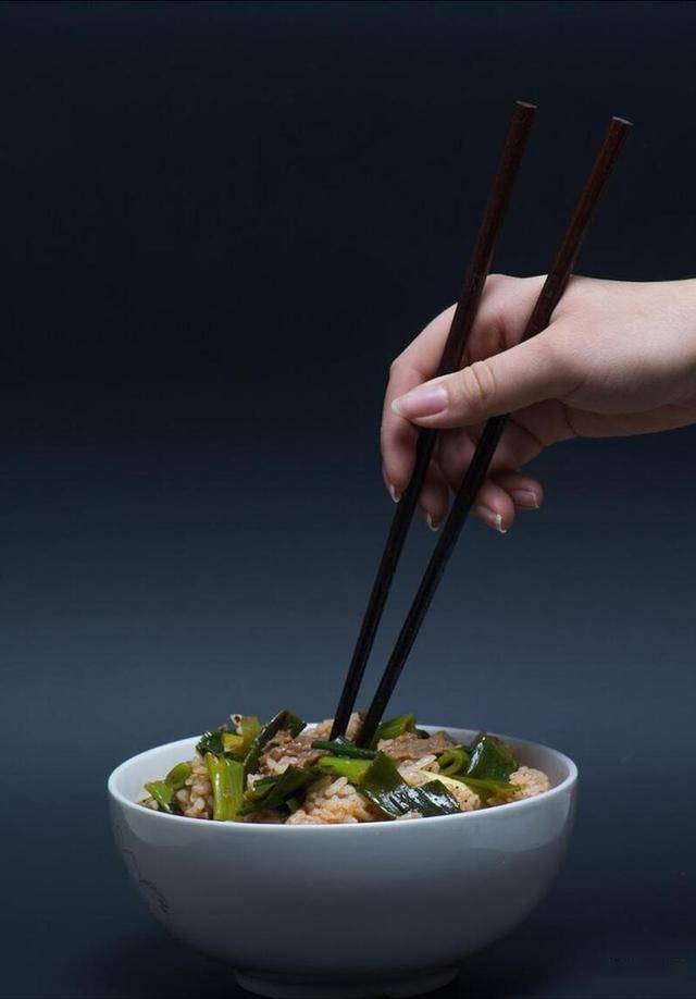 拿筷子的高低,真的是"拿得高,嫁得远"吗?