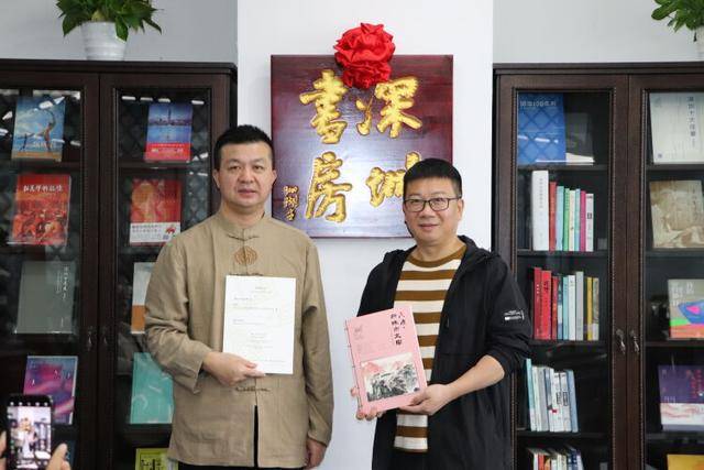 同时,王国华捐赠《街巷志》丛书一套,鄢文江捐赠《南