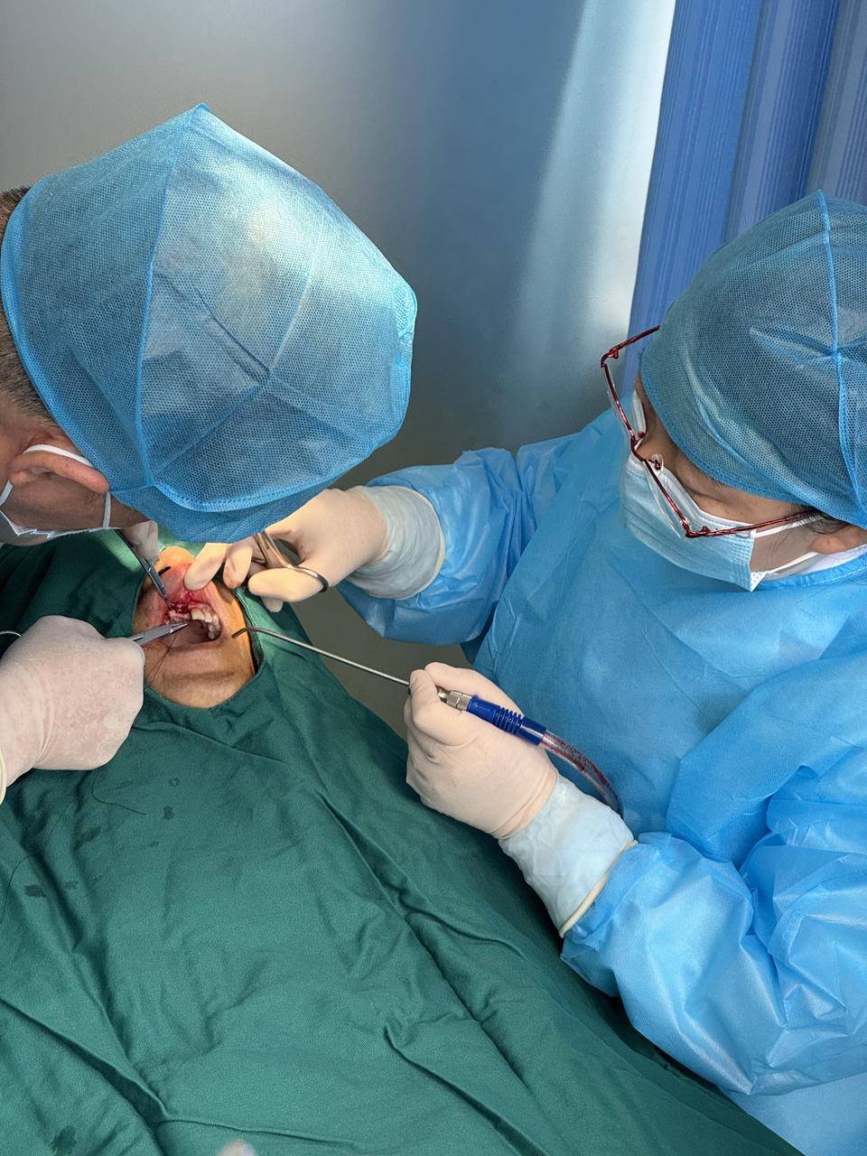 近日,滨城区市立医院口腔科成功开展首例上前牙超窄骨种植牙手术