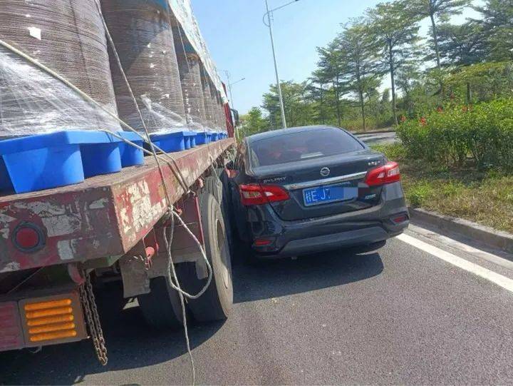 北海有人开大型汽车在路上随意变道挨撞,负全责!