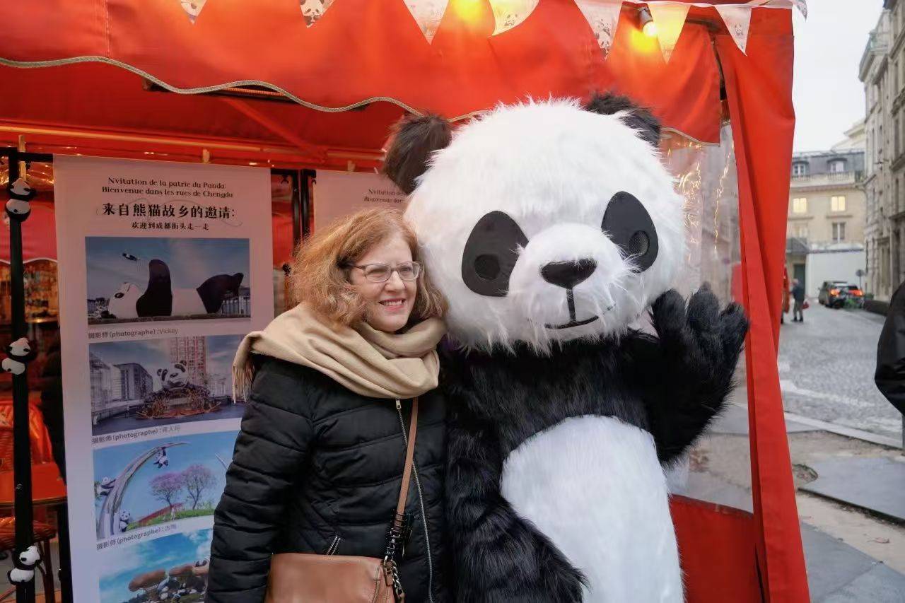 星空体育网址在巴黎看成都：熊猫咖啡与麻辣火锅的法式约会(图5)