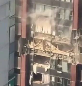 深圳湾悦府住宅起火初判因燃气爆炸，坠楼人员已送医