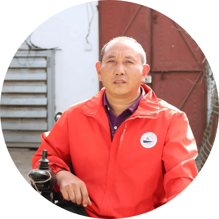 文山一人手拄小凳子"逆天改命"!