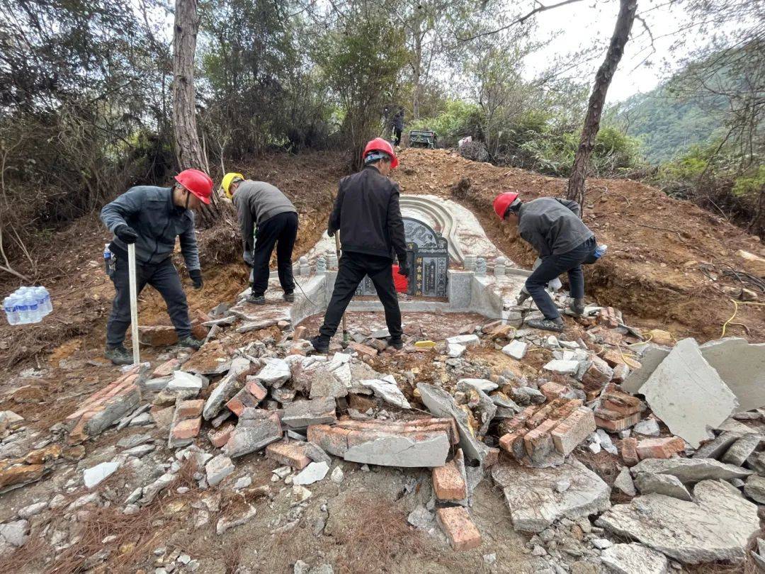 中堡镇拆除一座"活人墓"!