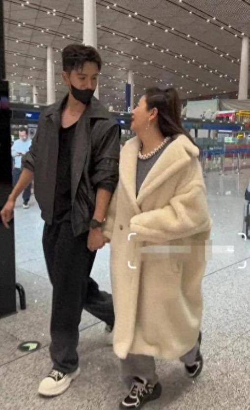 李琳和小8岁老公机场被拍，穿3万大衣显臃肿，经超却给足安全感