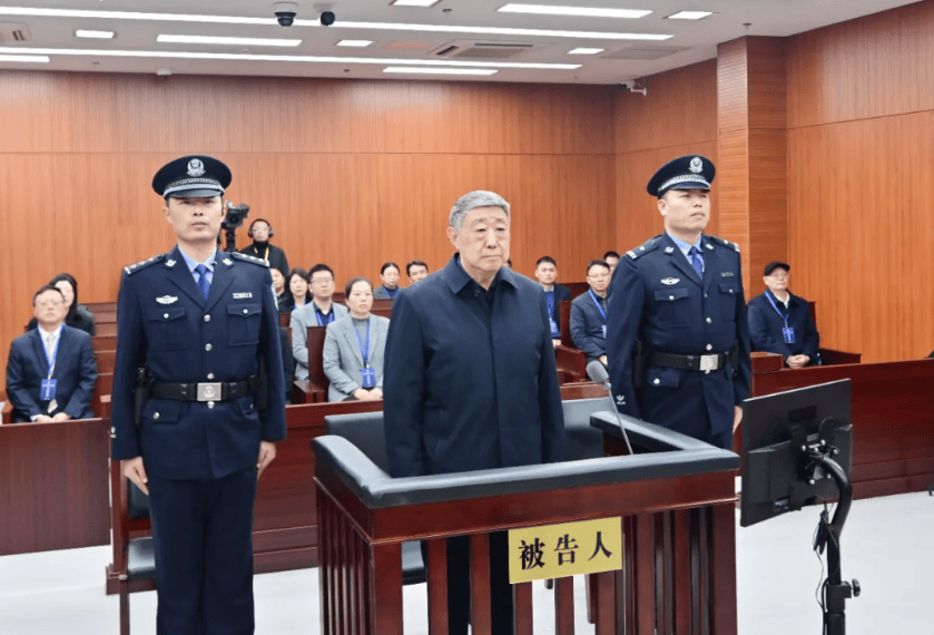 非法获取枪支、弹药存放于住处！副部级“官场小说家”杨克宁受审