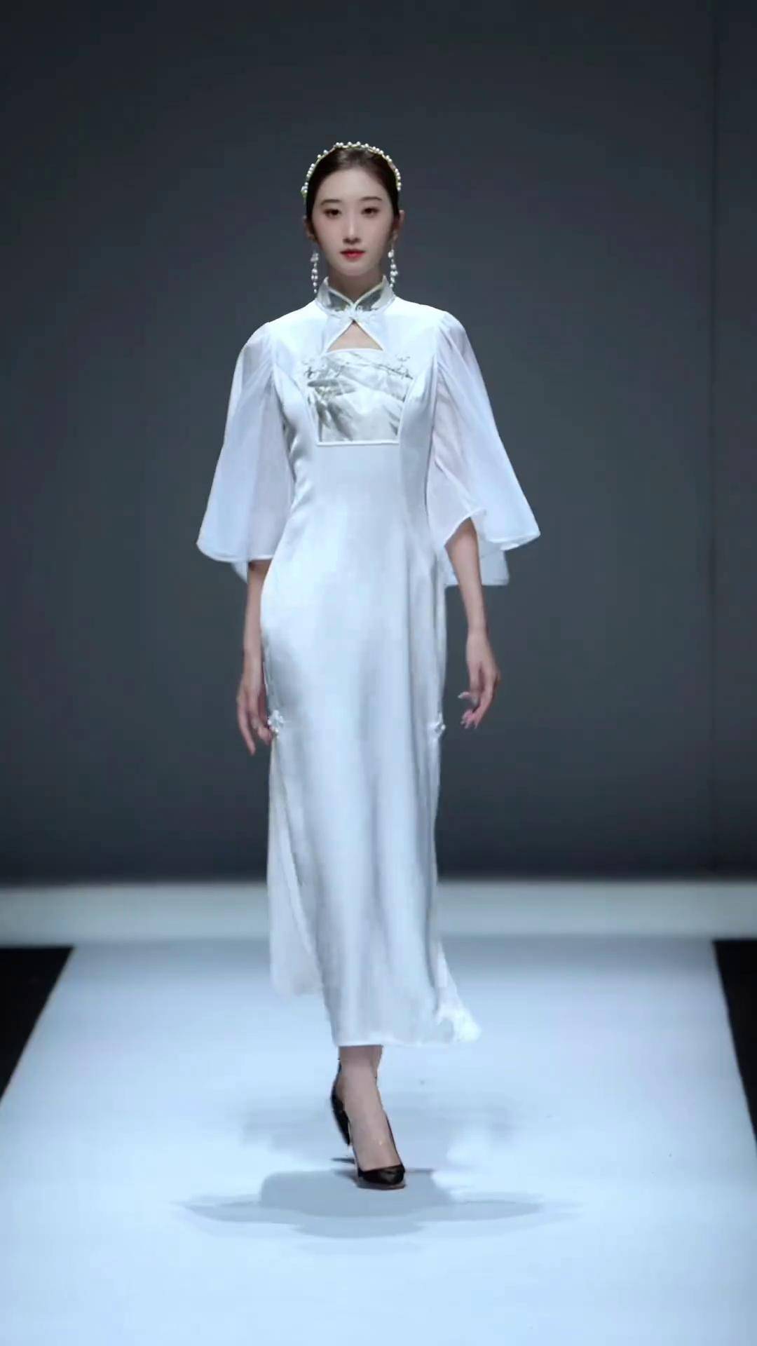 走秀关雎记关亚争作品 国风 东方美学 仙气十足 旗袍 中国国际时装周