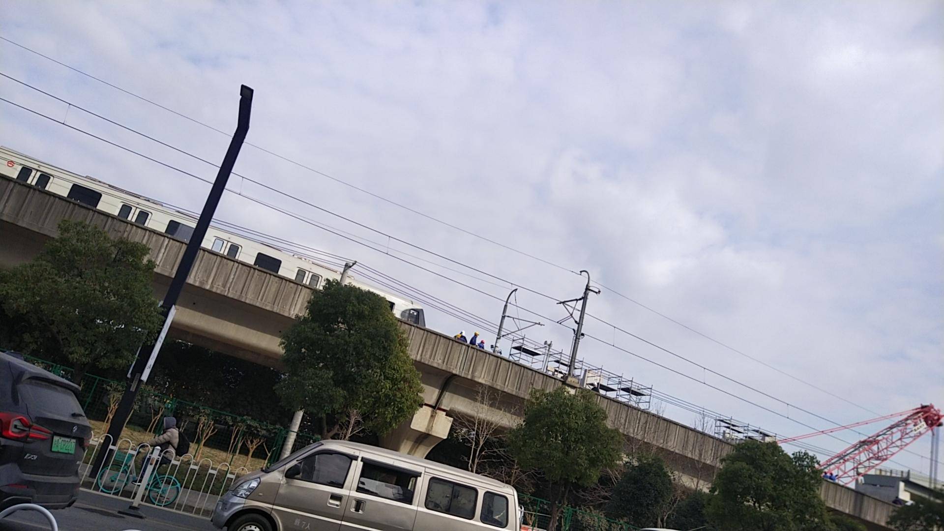 多图直击上海地铁遭塔吊侵入抢修现场：受损列车尚未驶离