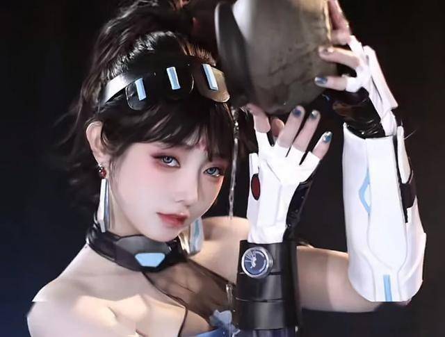 生死狙击2:走路摇cos女角色皮肤,蓝色紧身小背心!