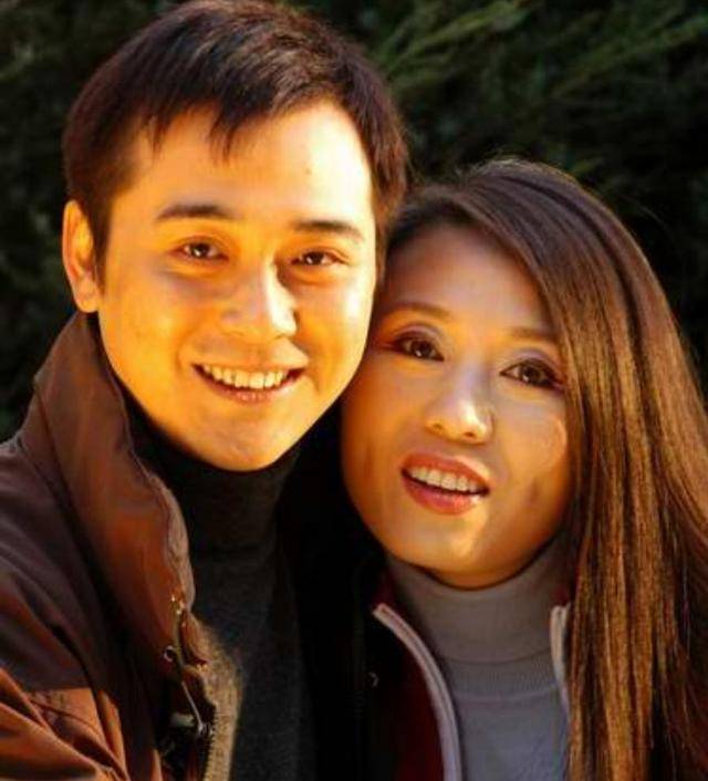 他长得帅，演技好，不顾一切娶大15岁妻恩爱至今，没生孩子也幸福