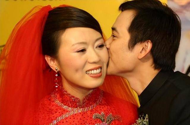 他长得帅，演技好，不顾一切娶大15岁妻恩爱至今，没生孩子也幸福
