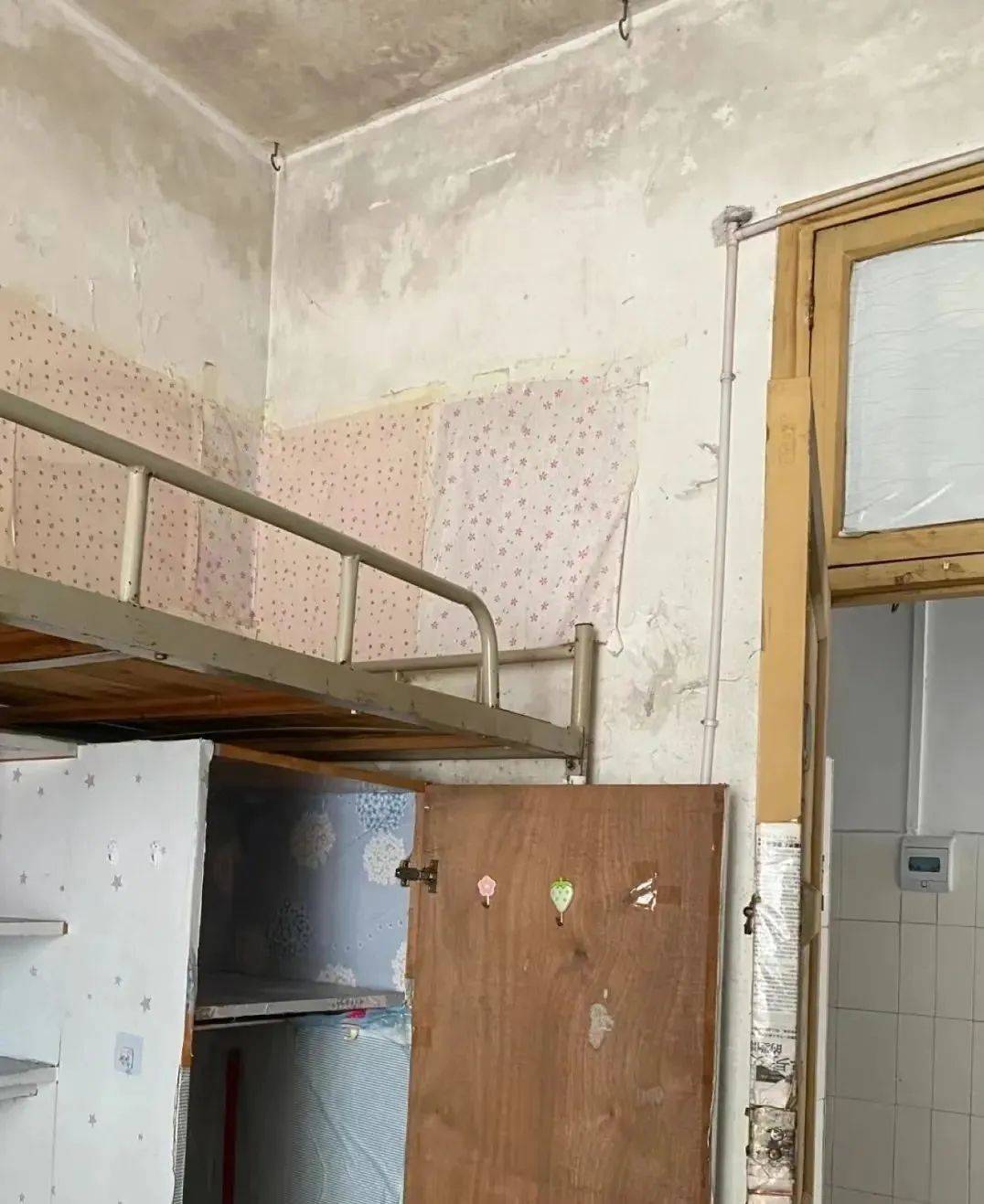 清华大学因"宿舍太差"上热搜!网友辣评:狗看了都摇头!