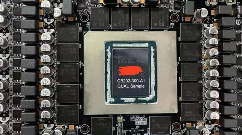 英伟达RTX5090含GPU PCB曝光 配16颗GDDR7显存