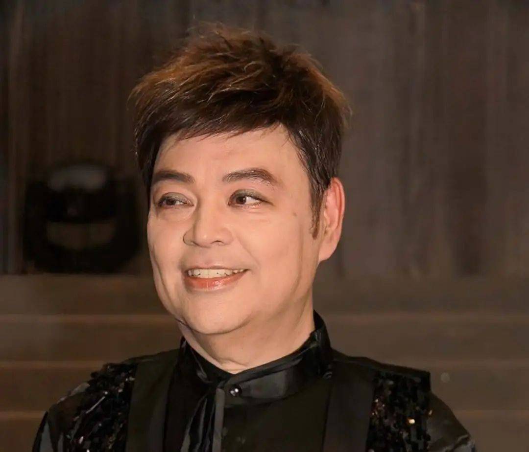 香港"靓声王"张伟文身体抱恙入院,患失智症常咬手指,独住养老院感凄凉