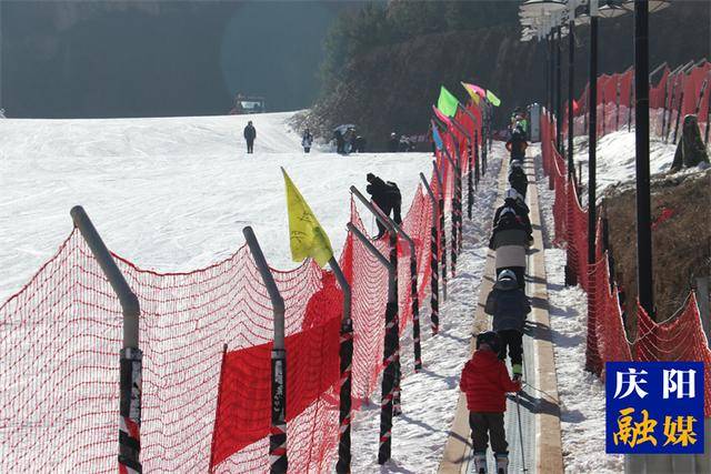 熊猫体育网址欢乐冰雪汇聚冬日甘肃省级高山滑雪系列赛庆阳开幕(图2)