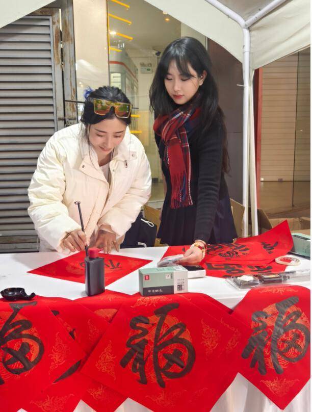 姜洁 摄陈萱经常来双桥夜市,她说:"现在双桥夜市比以前的任何时候都美