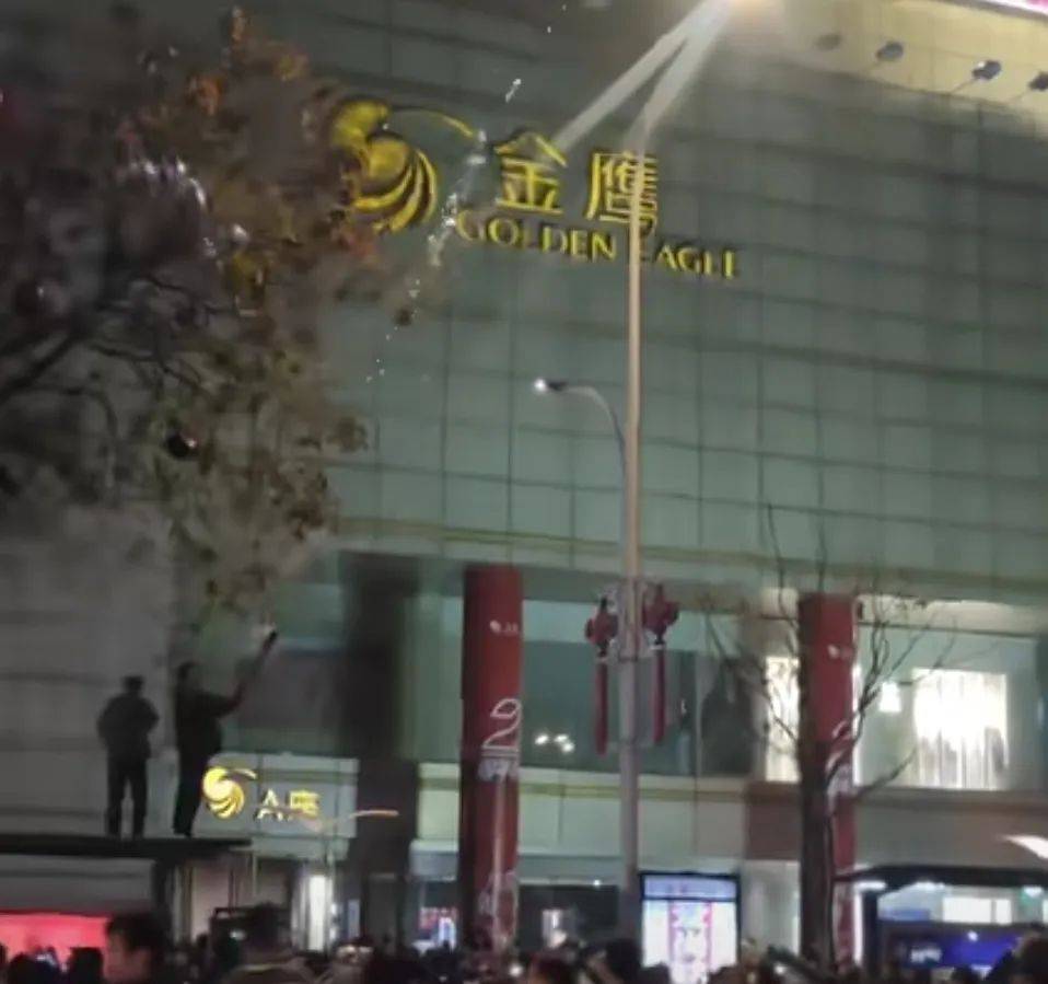 徐州警方:2人为寻求刺激、博眼球,爬上公交站台顶棚点燃烟花向空中喷射,被警方治安拘留 徐州警方:2人为寻求刺激、博眼球,爬上公交站台顶棚点燃烟花向空中喷射,被警方治安拘留