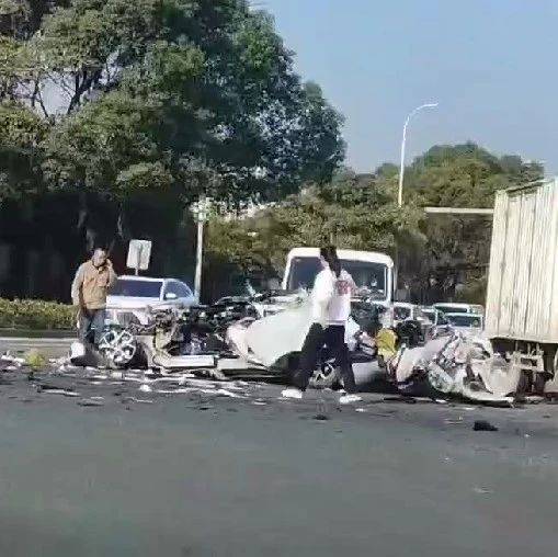 突发!广东一小车撞翻大货车,警方通报:1死2伤_小轿车_事故_受伤