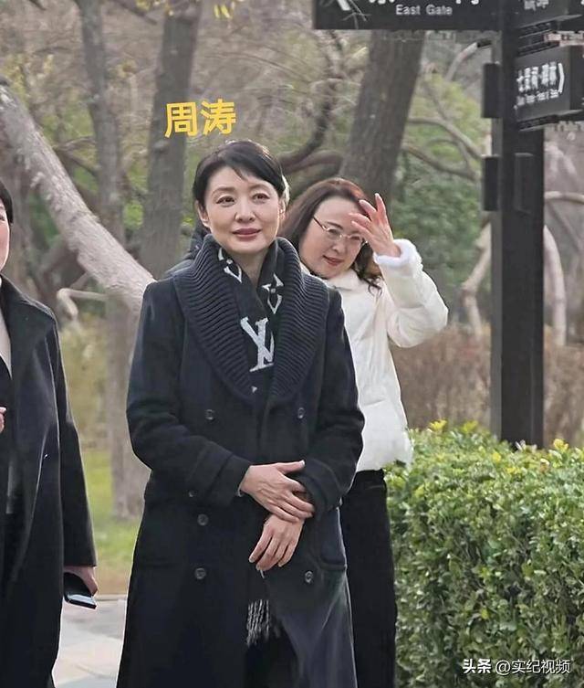 周濤來(lái)邯鄲，出圈的竟然是旁邊的雞窩頭講解員，周濤：孩子剛睡醒