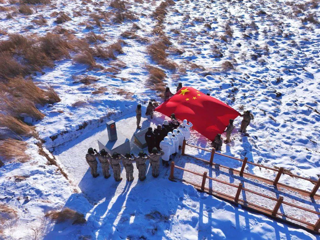 许下了矢志奋斗的铮铮誓言向着这抹鲜艳的红展开五星红旗师生们与哨所