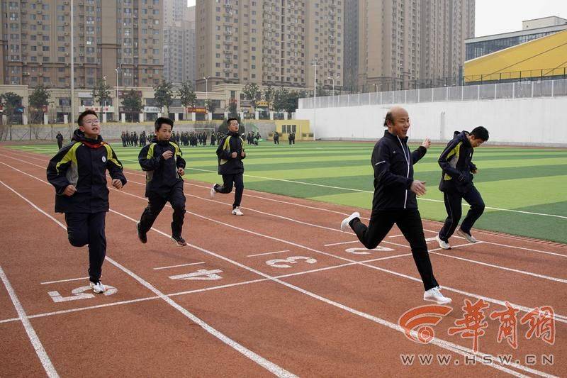 “迟来”的运动员生涯 62岁爷爷级校长很硬核 “迟来”的运动员生涯 62岁爷爷级校长很硬核