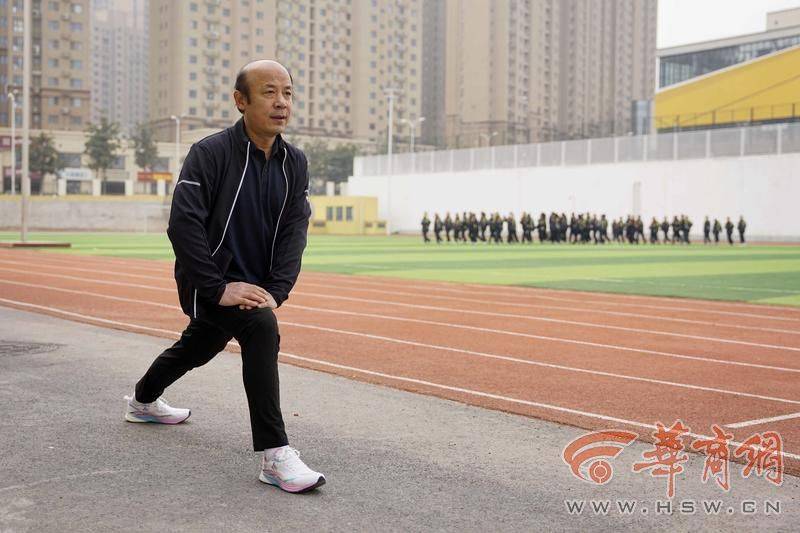 “迟来”的运动员生涯 62岁爷爷级校长很硬核 “迟来”的运动员生涯 62岁爷爷级校长很硬核