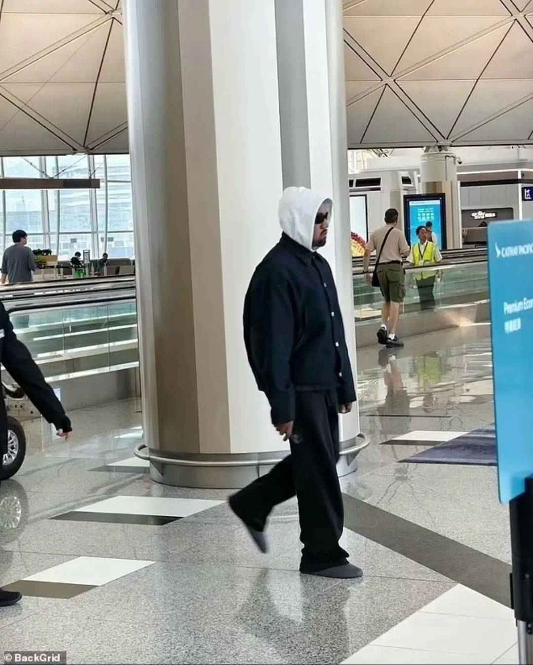 yeezy官网突袭发售20美元"拖鞋",kanye早已提前上脚?