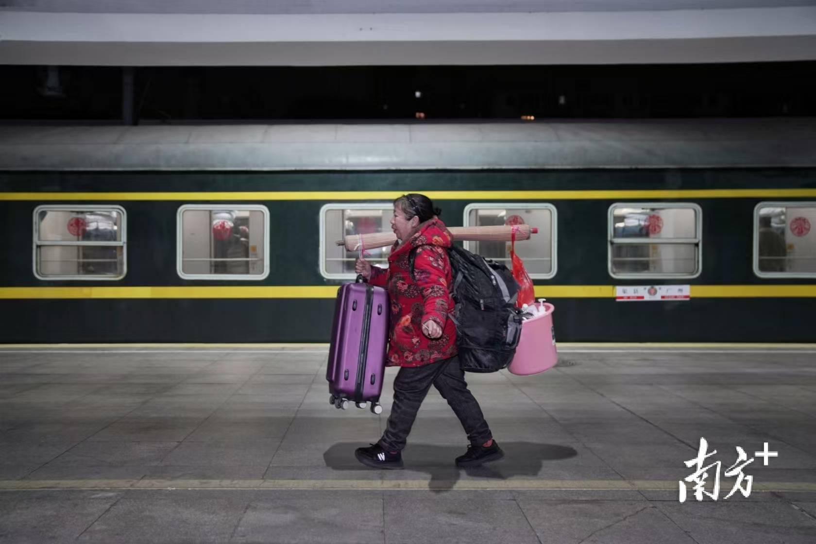 “过完年回来继续赚钱！”2025年广东春运首趟列车今日凌晨发出