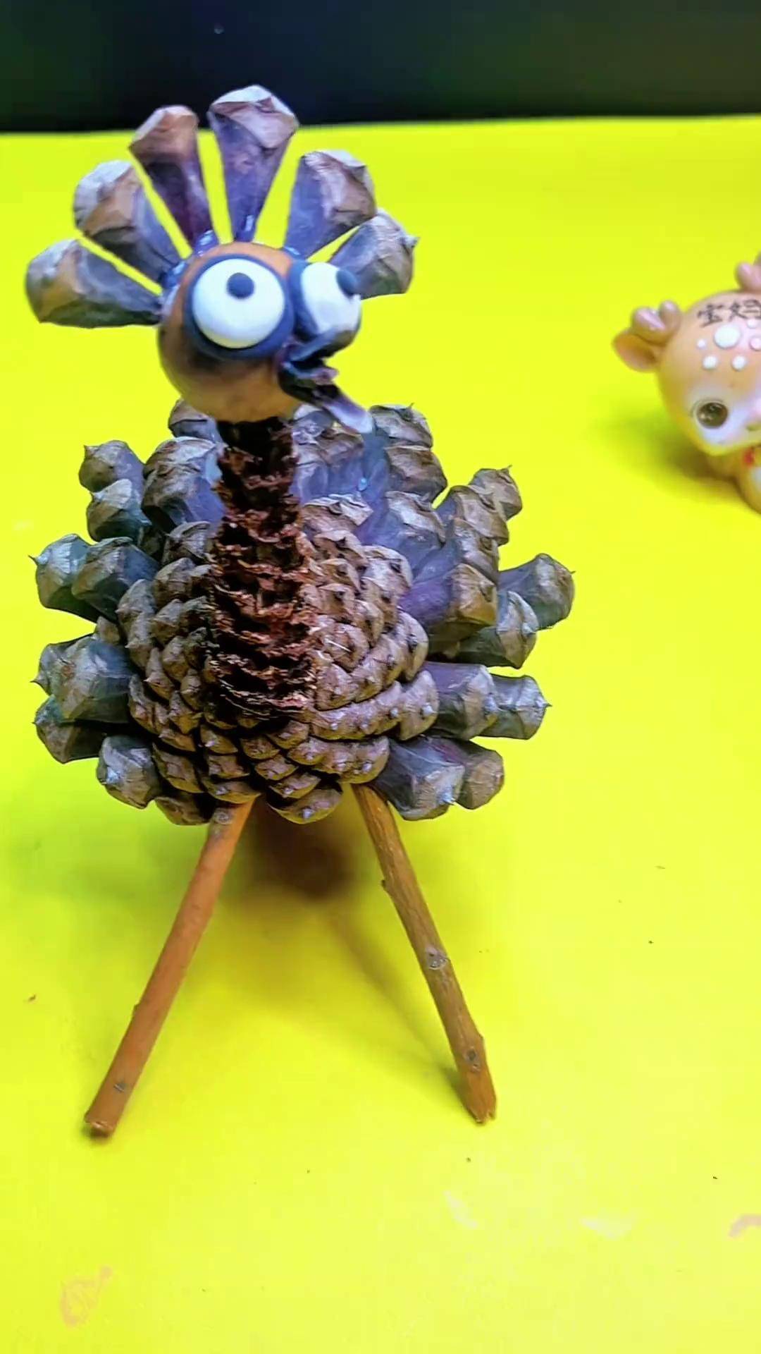 松树球创意黑眼圈孔雀🦚,小心别扎到手哦 松树球 孔雀手工制作 变废
