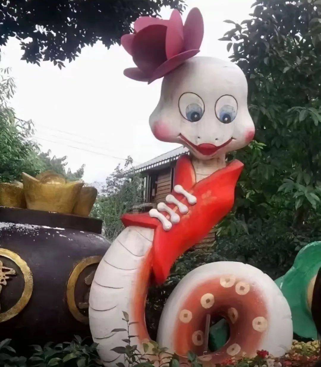昆明鬼迷日眼蛇宝宝花灯丑出圈网友菌子吃多了?
