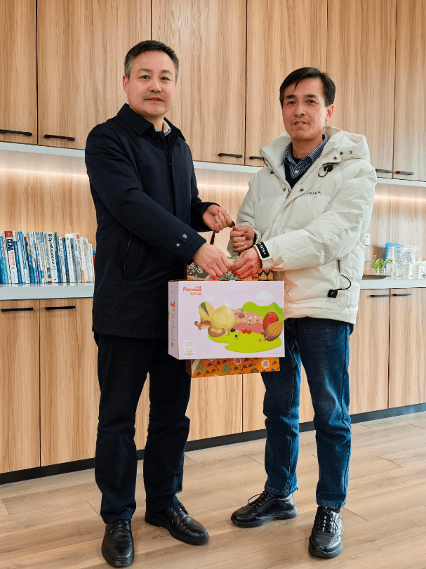 15日上午,党委委员,副院长张成一行走访慰问退休院领导朱伟龙,杨振鹏