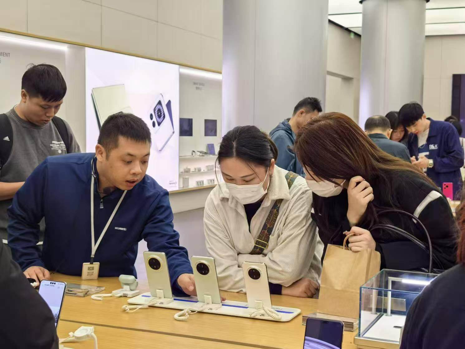 广州国补今晚6时正式上线，消费者线下购机热情高涨
