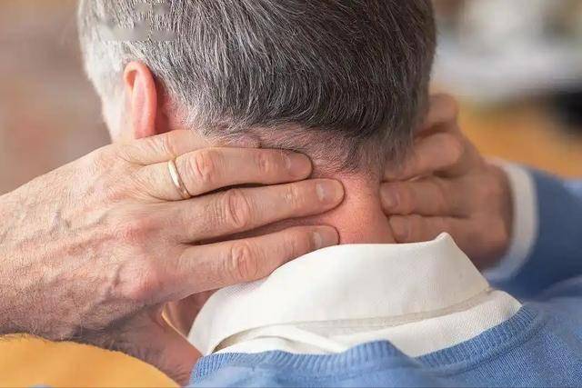 惊！这些日常行为竟悄悄损害骨骼健康 不容忽视：生活中的骨质疏松诱因