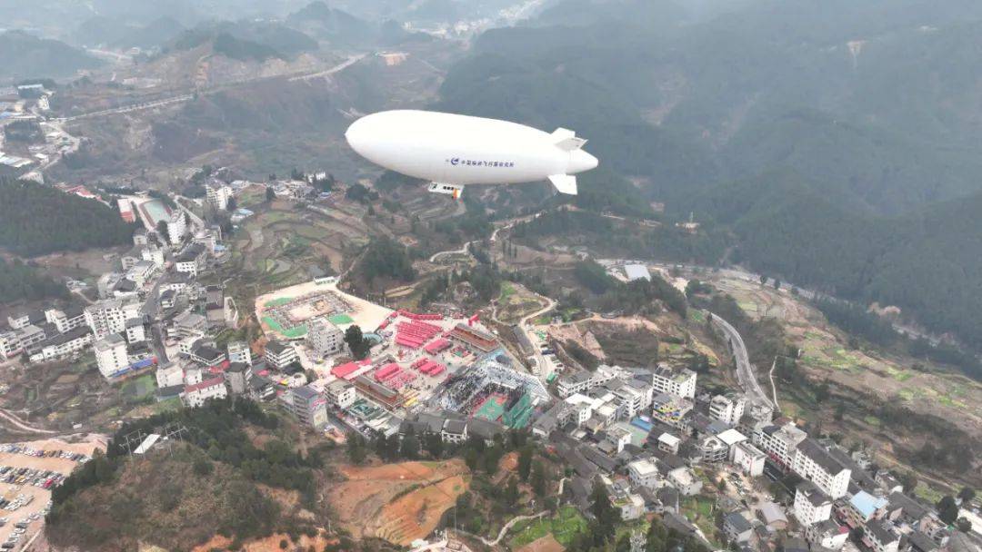 官网合法彩票平台_赛车_时时彩_体彩【官方推荐】载人飞艇助力“村BA”“首发经济”开启黔东南低空观光新篇章