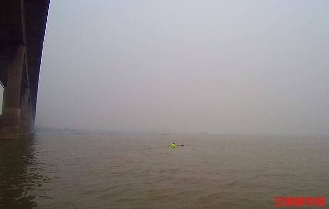 26℃｜生死时速，交警纵身一跃救起落水男子