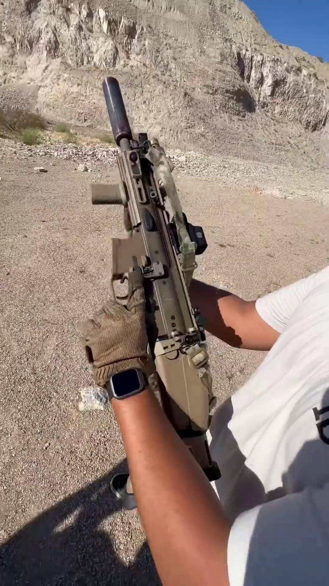 比利时scar突击步枪 具备出色的射击性能和可靠性 用于