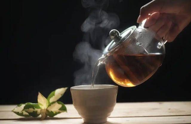 冬季老人喝茶需谨慎，过量恐伤肾，老人喝茶有道，过量伤肾要知晓