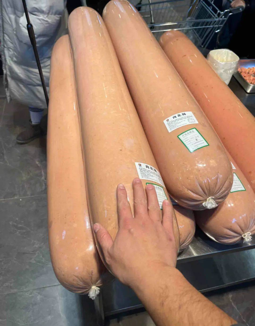 外地人难以网购到如此巨大的东北土特产大香肠,主要原因就是运费