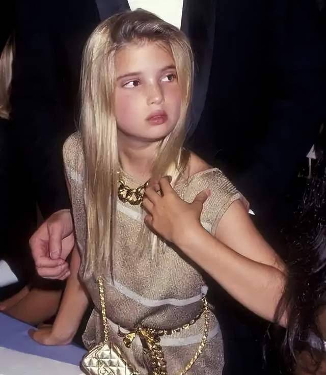 伊万卡遗传了父亲经商的头脑和母亲爱冒险并不服输的性格,在她童年