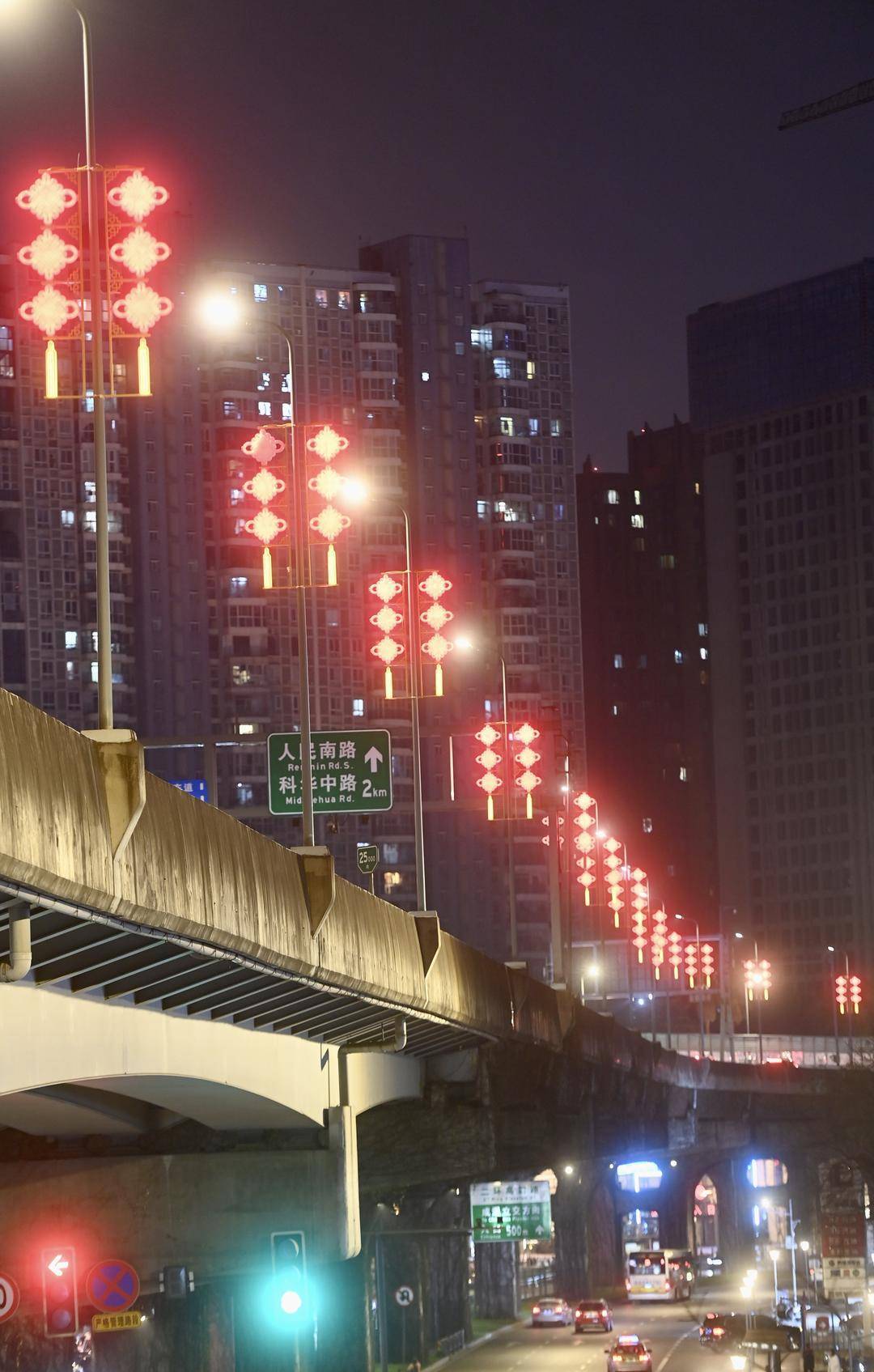 迎新春成都二环路高架桥路灯上新,全线中国结!