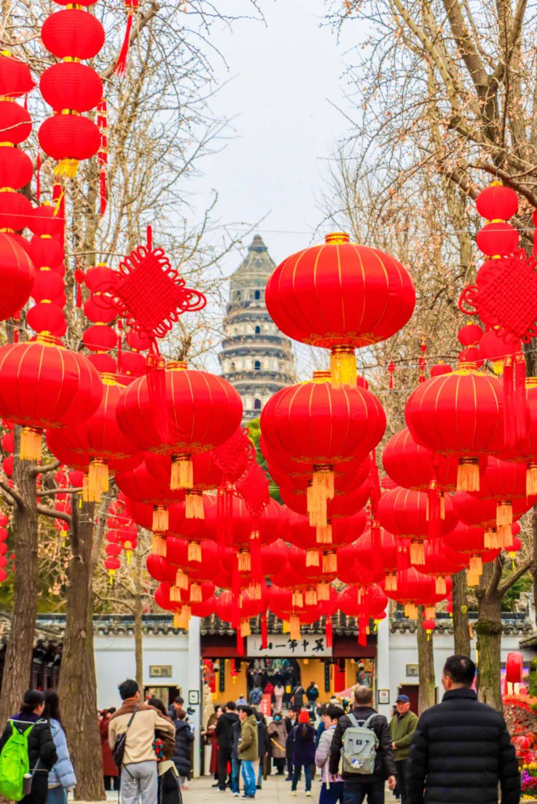 挂灯笼贴春联过了除夕就是年