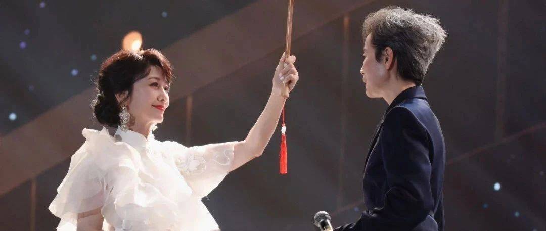 春晚最感人场面，时隔33年，她一出场，我哭了_叶童_赵雅芝_电影