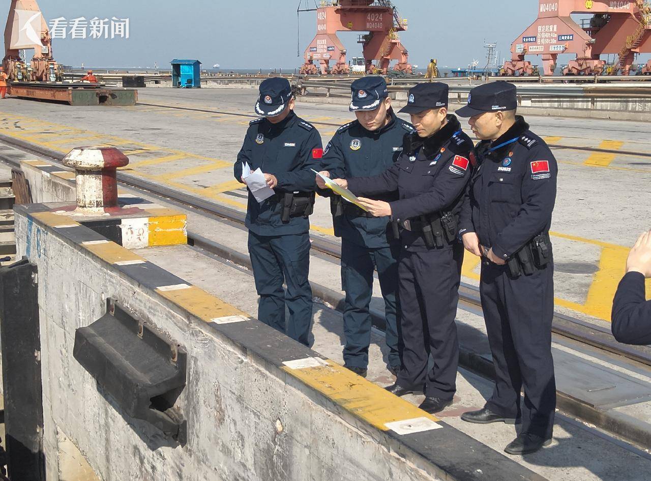 春节期间 海警守护口岸平稳有序