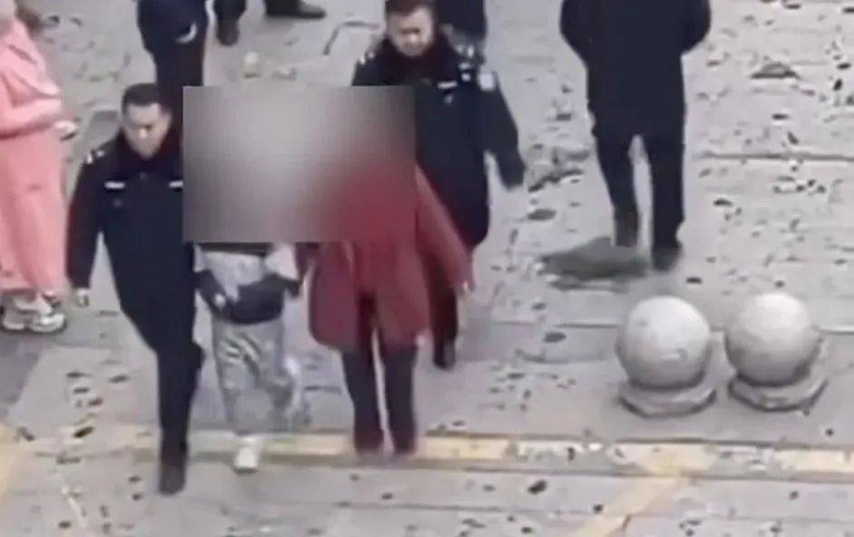 孩子和家长都被警方带走！画面曝光，这件事必须重视→