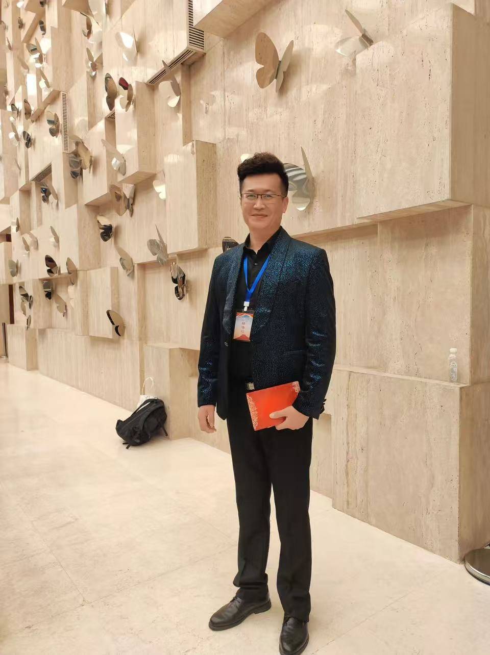 山东一电视台播音员发型松弛像“戴高帽”本人回应：春节理发师太忙系“半PG电子注册成品”(图2)