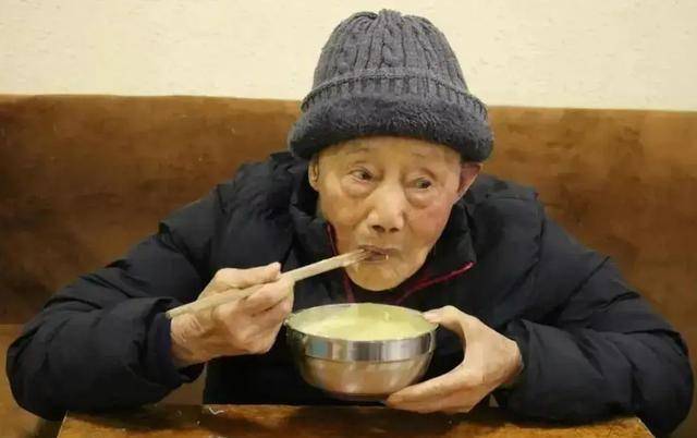 养生误区：晚餐喝粥的真相，揭秘晚餐饮食：粥与肠胃健康的复杂关系